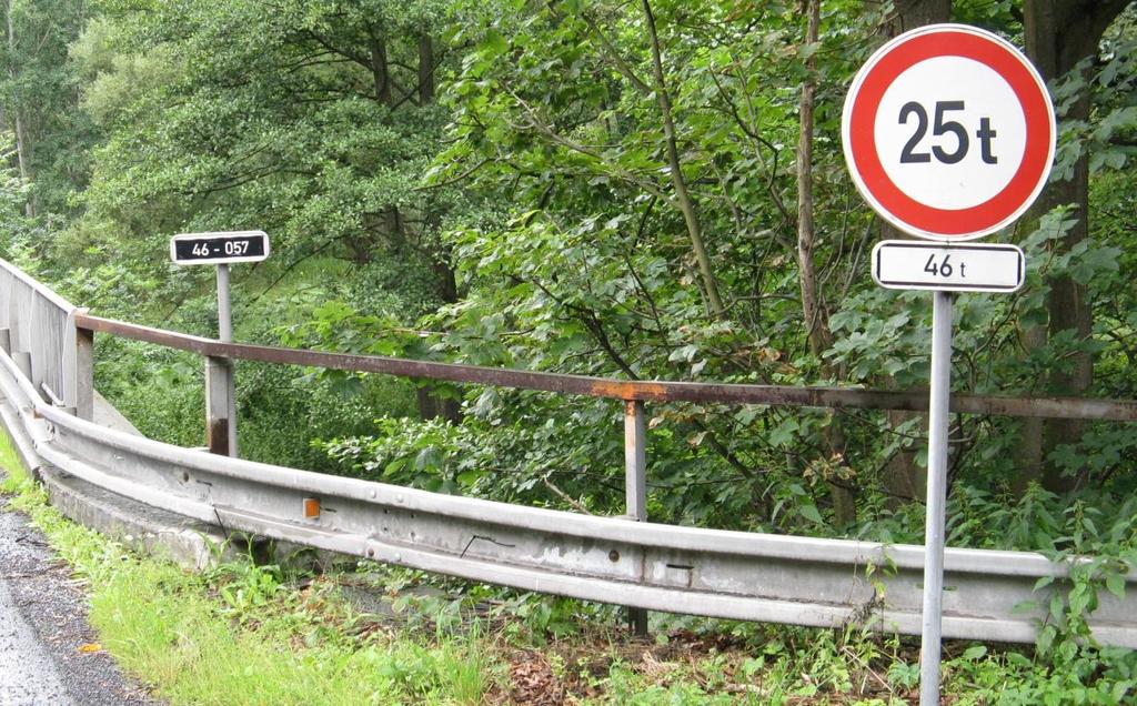 Obr. 22: Dopravní značení mostu 4.1.5 Odvodňovací systém Odvodnění mostního svršku zabezpečuje příčný a podélný sklon vozovky, kterým je srážková voda odváděna do vpustí pod římsami.