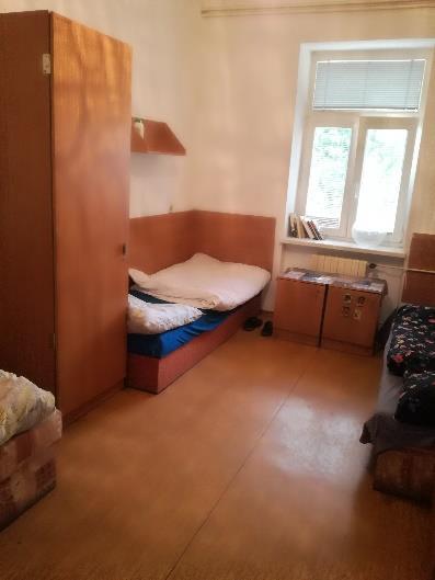poskytnutí služby sociální prevence, která je časově omezená na dobu půl roku s možností prodloužení.