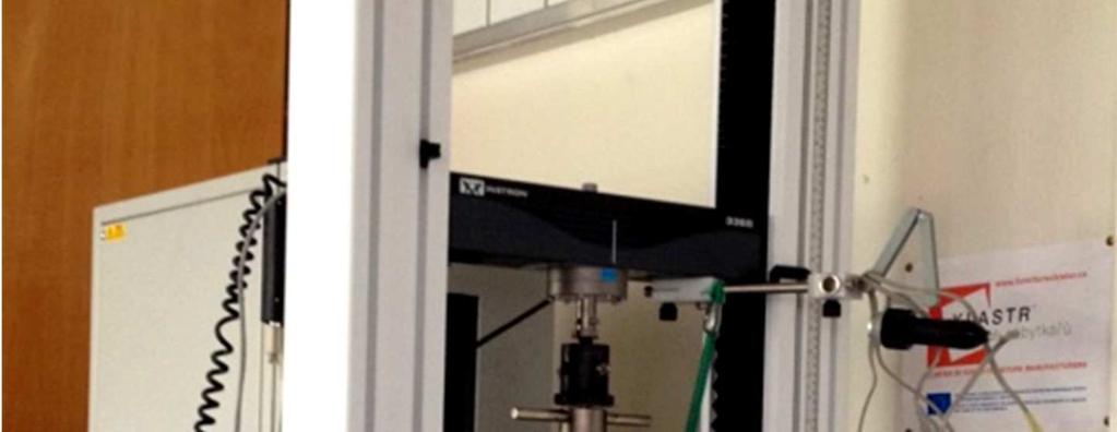 metodou odlupování pod úhlem 9 a metodou smykového zatížení pod úhlem 45 pracováno s mechanickým trhacím strojem Instron 3365, který se používá