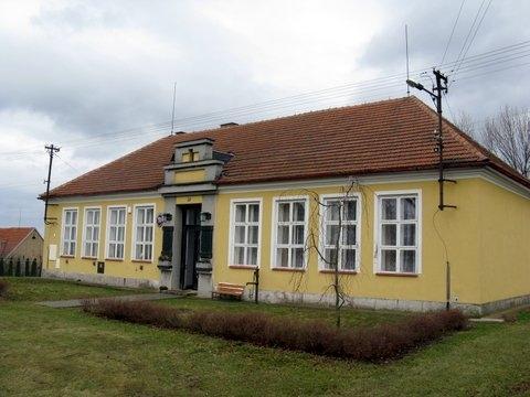 Obec Bohuňovice. Bohuňovice jsou jednou z nejstarších vsí regionu, první zmínka o nich pochází z druhé poloviny 12. století. V polovině tohoto století zde stával panský dvůr královny Gertrudy.