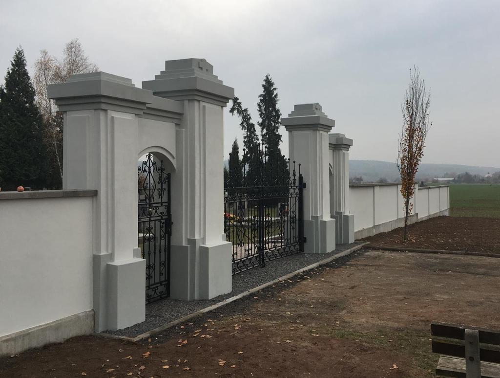 bylo možné je narovnat, a tak zkušené oko pozorovatele zjistí, že jsou mírně nakloněné. Zkrátka máme takové malé věže jako v Pise.