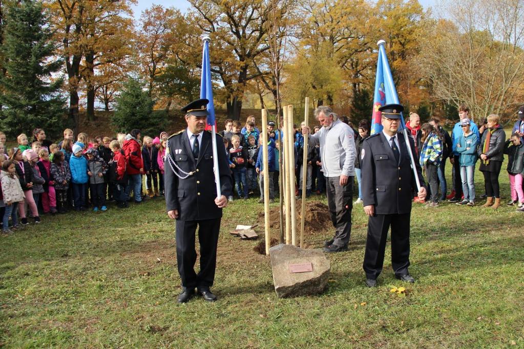18. 10. Podzimní kolo botanické soutěže užitkové i exotické rostliny kategorie I., 50 soutěžících.: 3. místo: Kristýna Řezáčová (5. tř.) 8. místo: Michaela Burstová (4. tř.) 15.