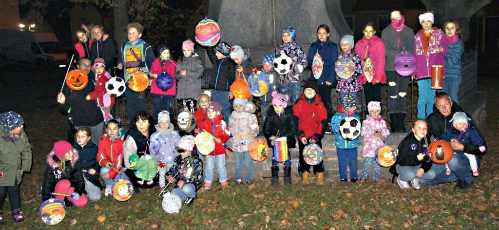 Trasa vedla přes zahradu školky, kde děti musely prokázat svou odvahu, neboť cesta byla osvícena pouze světlem svíček a lampionů.