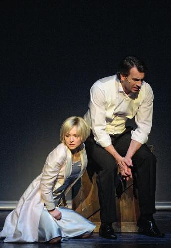 UVEDLI JSME Veronika Prášil Gidová (Já) a Lukáš Vlček (Maxim de Winter) Foto Martin Popelář Soňa Jungová (Paní van Hopperová) a company Foto Martin Popelář nejen výkony jednotlivých protagonistů, ale