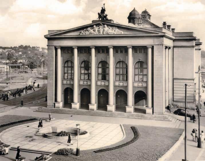 Z ARCHIVU NÁRODNÍHO DIVADLA MORAVSKOSLEZSKÉHO 110 let Divadla Antonína Dvořáka O výraznějších změnách budovy Městského divadla se začalo uvažovat ve 30. letech 20.