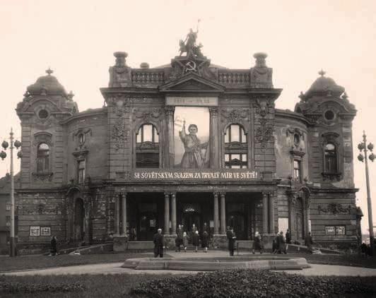 Známý architekt Karel Kotas, který je autorem funkcionalistické podoby Obchodního domu Brouk a Babka (dnes Dům knihy Knihcentrum), předložil v roce 1931 návrh na rozšíření prostoru šaten a balkónu