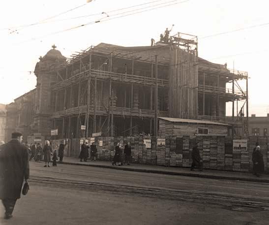 Neméně významný architekt Bohuslav Fuchs (v Ostravě mimo jiné autor Pešatova obchodního domu na dnešním Masarykově náměstí) ve stejném roce předvedl koncepci celkové přestavby divadla, aby odpovídala