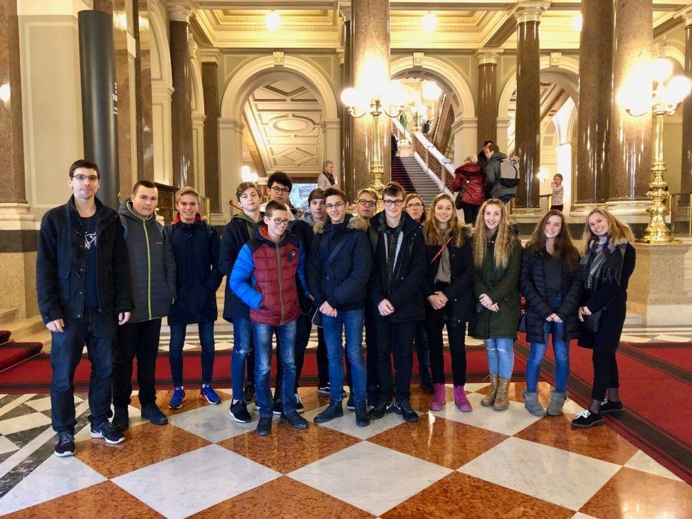 G1 B objevila nově otevřené Národní muzeum V pátek 7. 12. navštívila G1B historickou budovu Národního muzea, kde aktuálně probíhají dvě výstavy (Česko-slovenská / Slovensko-česká výstava a 2 100).