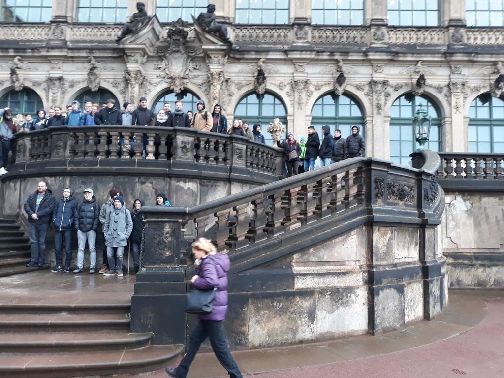 známé skladby v podání našich žáků, studentů, a dokonce i vyučujících.
