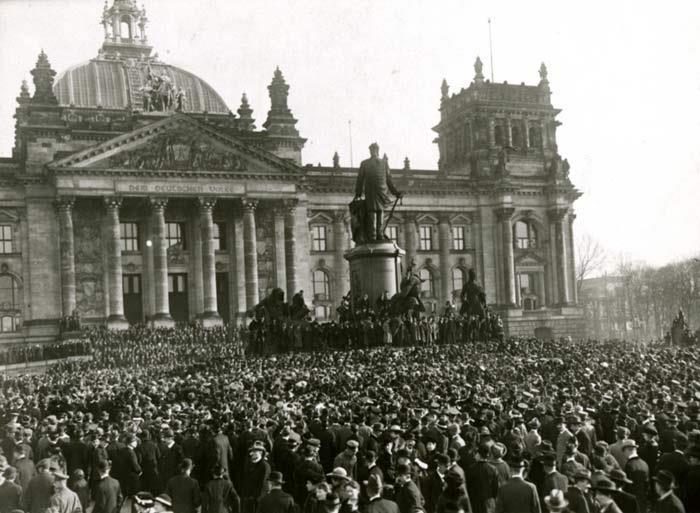Příloha č. 1: Philipp Scheidemann provolává 9. listopadu 1918 z okna budovy říšského sněmu republiku Převzato z: Vom Keiserreich zur Republik 1918/19.