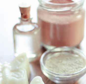 Jedním z nich je online kosmetická databáze EWG SkinDeep. Tam zadáte název kosmetické ingredience a databáze vám ukáže číslo od 1 do 10. Když je výsledek 1, jedná se o bezpečnou ingredienci.