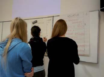 130 Stať H Obrázek 11. Třetí etapa sněhové koule. Třetí etapa zahrnuje vyjádření studentů k prezentovaným výsledkům. Každý ze studentů vyjadřuje souhlas či nesouhlas s uvedenými výroky (viz obr. 11).