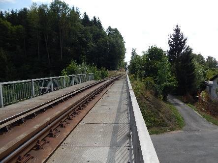 Jablonec nad Jizerou centrum, která je blíže náměstí a mohla by tvořit funkční celek s autobusovou zastávkou