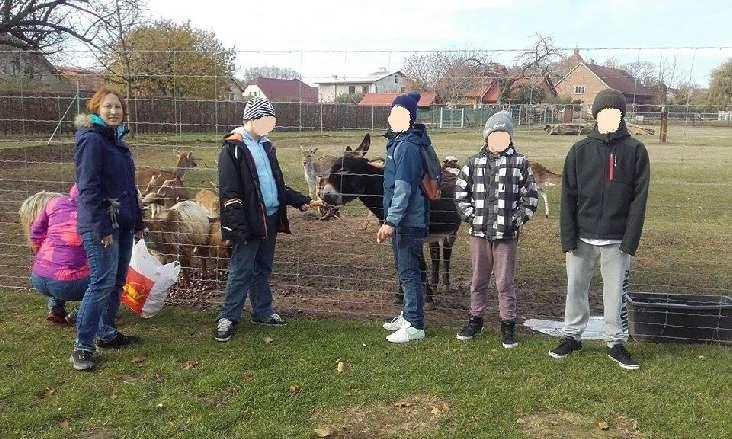 Foto : Výprava z SVP při zdolávání přírodních překážek. Foto : Děti z SVP při společném vystoupení. 12.