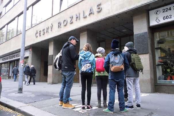 pokračování ze str. 7 Foto : Výprava z SVP před budovou Českého rozhlasu.