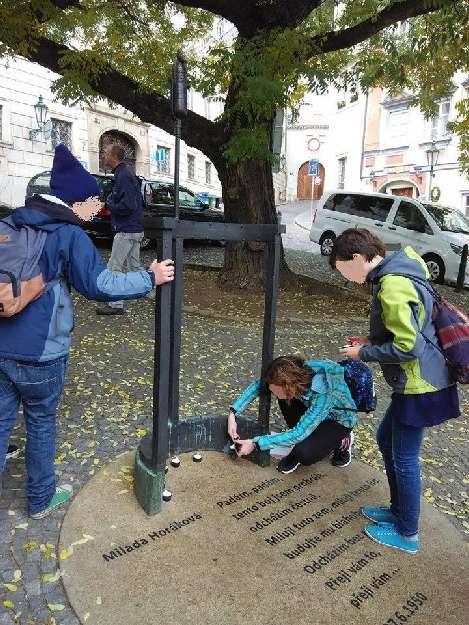 pokračování ze str. 8 Z Hradčan jsme se tramvají dopravili na Smíchov.