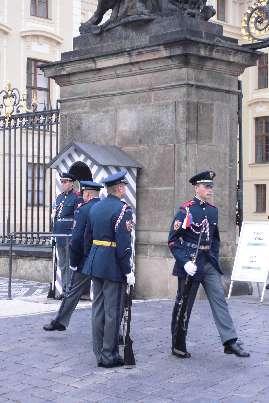 Foto : Společná fotografie dětí z SVP u Karlova mostu.