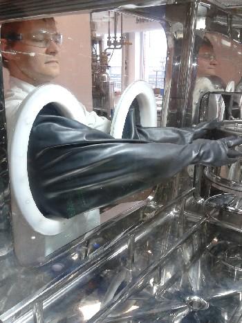 4.1.2 Posunutí nuče do pracovní komory Popisovaná činnost spočívá v posunutí filtrační nuče z předkomory (airlock) gloveboxu do pracovní komory gloveboxu, kdy operátor posunuje nuč o váze 19 až 20 kg