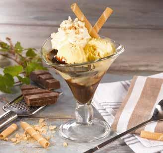 vanilková zmrzlina, horké maliny, vaflové trubičky a domácí šlehačka