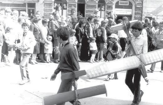 (1975 2005). V roce 1982 DPM nav tûvovalo 916 dûtí, rok nato to bylo uï 1 240 ÏákÛ, ktefií nav tûvovali 71 krouïkû. V polovinû 80.
