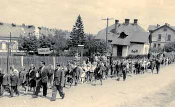 divadelníci z ochotnického spolku Bratrství (pozdûj ího Mahenu) pûsobili v budovû mûstského divadla; v Národním domû a poté v mû Èanské kole se scházel smí en pûveck sbor, kter vedl pfiednosta soudu