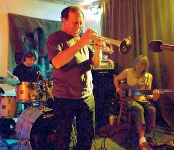 22/2018 Na podzim roku 2006 do R mafiova pfiijel slavn jazzov trumpetista Laco Deczi a jeho kapela Celula New York. Koncert v malém sále Stfiediska volného ãasu pfiilákal poãetné publikum.