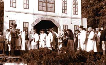 Taneãní hudba Domu osvûty, 1955 1956 Prvního února 1957 byla z rozhodnutí okresního a místního národního v boru zfiízena Osvûtová beseda, která v organizování kulturního Ïivota doplnila DÛm osvûty.