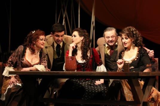 Inscenaci provázejí chabé umělecké výkony a především nedostatek režijní invence a velmi mdlé pojetí dirigenta. Z nové inscenace opery Carmen ve Slezském divadle.