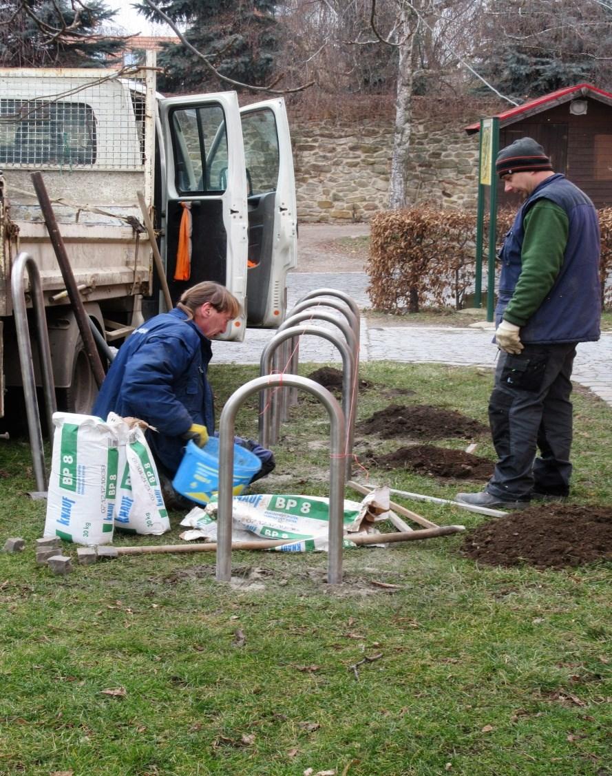 Instalace nových cyklostojanů v areálu Chvaly. 3.