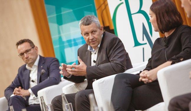 Kunert, generální ředitel UniCredit Bank CZ a SK Řečníci prvního panelu Foto: Economia Foto: Economia Foto: Economia reagovat na vývoj trhu.