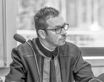 přibývat. Jsme moderní divadlo tím, co hrajeme, chceme jím být i v servisu našim divákům, dodává. Publikum změny vítá. Jde vidět, že divadlu na nás záleží.
