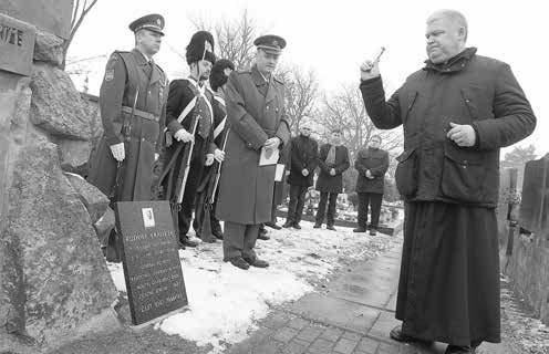 Barevné kořalky, výluhy, hanlivě řečené tlamolepy, doporučil prezident koštu užívat jen v dávce jedné štamprle denně! Titul pro šampionku převzala za jeřabinu Pavly Vašíčkové její maminka.
