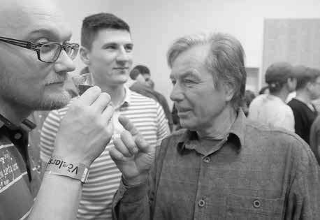 tři, a přibyla nová kategorie - likéry. Vybíralo se mezi desítkou barevně tónovaných tekutin z ořechů, jeřabin, máty, borůvek, dřínu, šípku a pomeranče! K stolům zasedli zkušení degustátoři.