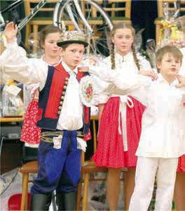 Hodinový krojový program vystřídalo plesové veselí. Z pódia vyhrávala DH Horněmčanka, pod ním rozkvétaly písničky CM Rozmarýn. Hradbu mezi nimi tvořila tombola o 137 cenách.