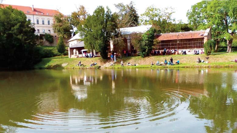 Se slzičkami přišly poprvé do mateřské školy, ale postupně překonávají stesk po mamince. Všichni se vzájemně poznáváme a věříme, že nám spolu v mateřské škole bude dobře.