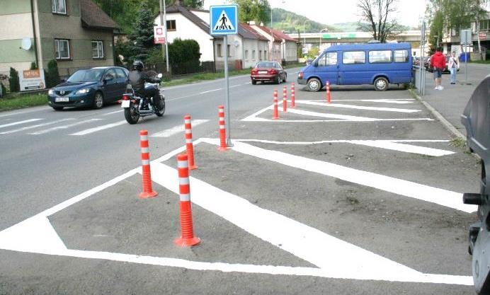 V tomto případě sloupky tvoří bariéru a podporu vodorovnému dopravnímu