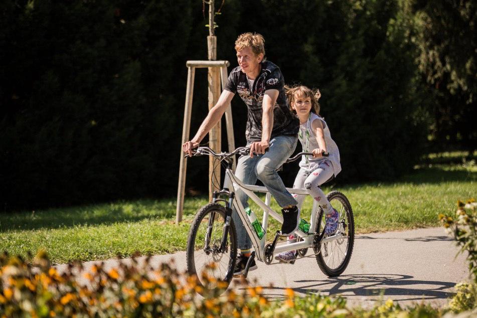 Na konci srpna 2017 nadace slavnostně předala speciálně upravené, na míru vyrobené tandemové kolo malé Barunce z Prostějovska.