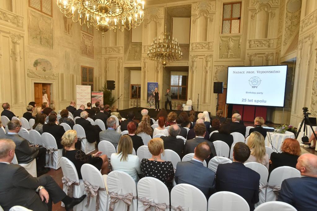 25. výročí založení Nadace prof. Vejdovského Čtvrt století zcela nezištné pomoci lidem s těžkým zrakovým postižením v mnoha oblastech života je možné oslavit pouze jednou.
