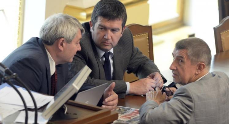 SOUHRNNÉ UKAZATELE POLITICKÉHO ZPRAVODAJSTVÍ Intenzita a tón medializace politického zpravodajství ve zpravodajských relacích (1P 2018), počet výpovědí o politicích a politických stranách 11107 9,