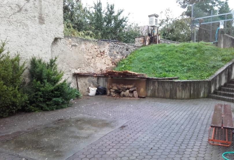 rohož, sloužící jako provizorní kryt ohniště