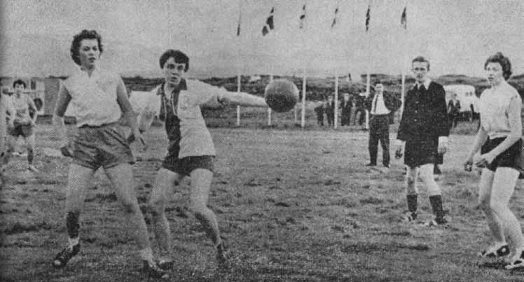 Saga UMSK Frá handboltakeppninni á Þingvöllum 1957. Herborg Kjartansdóttir og Björg Jónsdóttir sjá til þess að Skagfirðingar handsami ekki boltann.