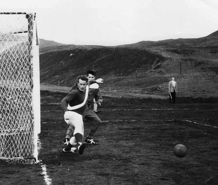 Íþróttirnar vakna 1943-1962 Frá vígsluleiknum á Varmá 1959. Knötturinn stefnir í mark Breiðabliks. Ármann J. kemur Friðbirni Guðmundssyni markverði til hjálpar og býst til að bjarga á línu.