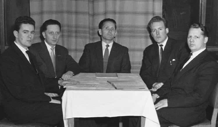 Íþróttirnar vakna 1943-1962 Stjórn UMSK 1957-1958. Steinar Ólafsson meðstjórnandi, Gunnar Sigurðsson varaformaður, Ármann Pétursson formaður, Páll Ólafsson gjaldkeri og Gestur Guðmundsson ritari.