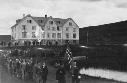 Saga UMSK Skrúðganga við mótssetningu á Laugum 1946. Gengið framan við skólahúsið á Laugum. Til hliðar sést kalda tjörnin sem var notuð sem sundlaug. endum og var hugur í mönnum.