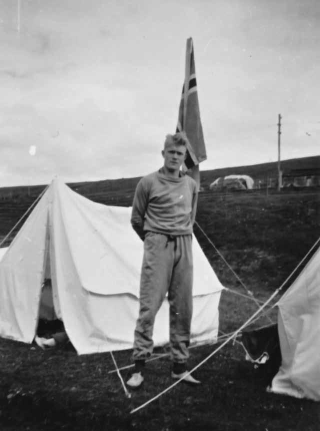 Íþróttirnar vakna 1943-1962 Þórður Guðmundsson á Reykjum kastar spjóti á Hvítárvöllum 1949 í keppni Borgfirðinga og Kjalnesinga. Halldór Lárusson við tjald sitt á Laugum 1946.