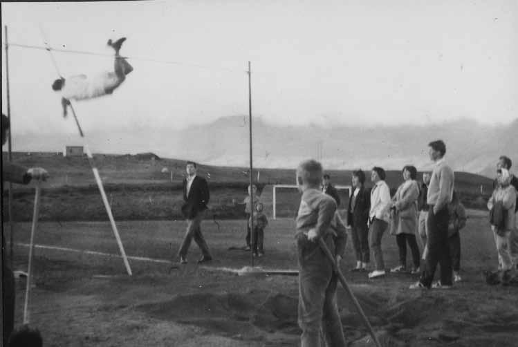 Íþróttirnar vakna 1943-1962 leik kvenna. Kjalnesingar unnu frjálsíþróttakeppnina en biðu lægri hlut í handboltanum.