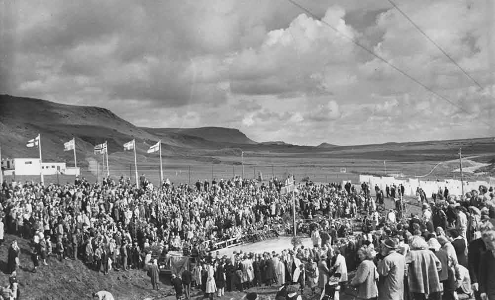 Íþróttirnar vakna 1943-1962 frestað til næsta dags nema langstökkinu en sums staðar fækkaði keppendum nokkuð. Veðrið var öllu betra á sunnudeginum og brá meira að segja fyrir sólskini af og til.