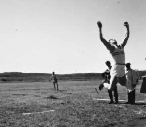 Íþróttirnar vakna 1943-1962 Tómas Lárusson stekkur 6,89 m í langstökki, sigrar og setur landsmótsmet. Sveit Kjalnesinga sem sigraði glæsilega í 4x100 metra boðhlaupi á Eiðum 1952.