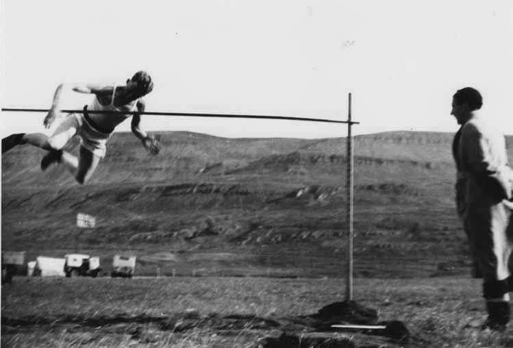 Íþróttirnar vakna 1943-1962 Þórður Guðmundsson á Reykjum í hástökki á Hvalfjarðareyri 1949. Axel Jónsson stendur við hástökkssúlurnar. Álafossi stökk hæst í hástökki. Kjósarmenn áttu tvo sigurvegara.