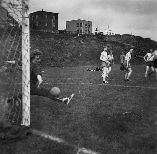 Íþróttirnar vakna 1943-1962 Ragna Lindberg býr sig undir að varpa kúlunni en hún sigraði með yfirburðum á Akureyri 1955. Frá handboltakeppninni á Akureyri 1955.